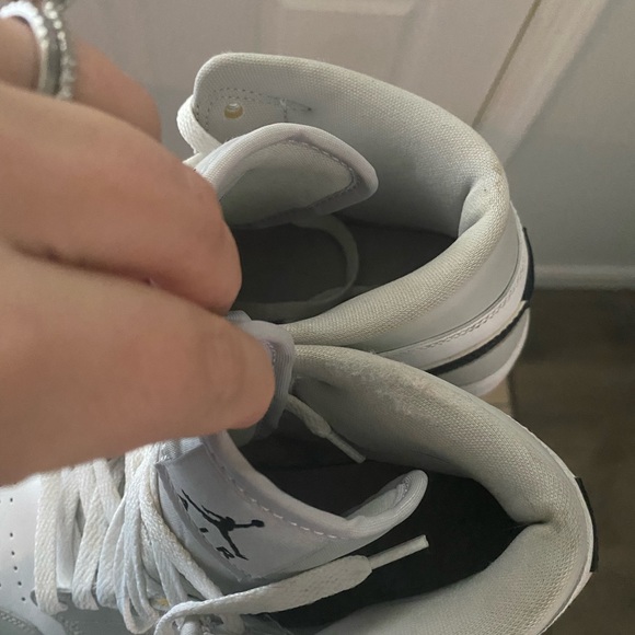 Air Jordan 1 Mids. - Picture 3 of 5